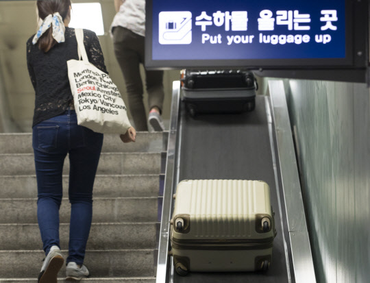 4일 오후 서울역 '열차↔전철(1·4호선) 간 환승통로'에 수하물 전용 전동 컨베이어 벨트를 설치돼 있다.     코레일은 서울역과 지하철 서울역을 잇는 계단 양쪽에 2대씩, 모두 4대의 컨베이어 벨트가 상·하행으로 운영된다고 이날 밝혔다.
